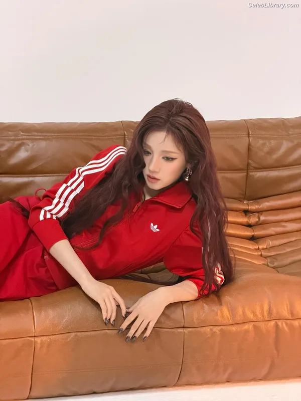YUQI (Song Yuqi) i-dle (G)I-DLE photo 12 of 554