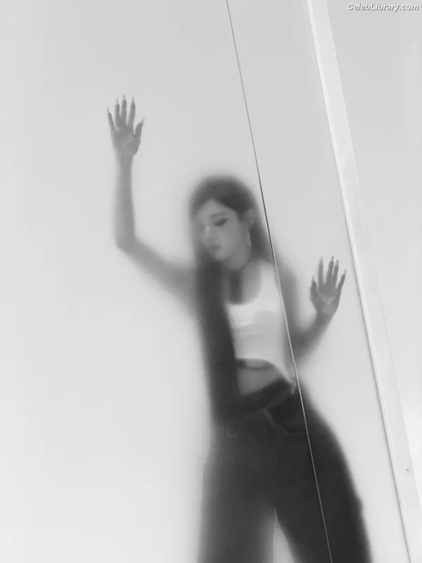 YUQI (Song Yuqi) i-dle (G)I-DLE photo 8 of 554