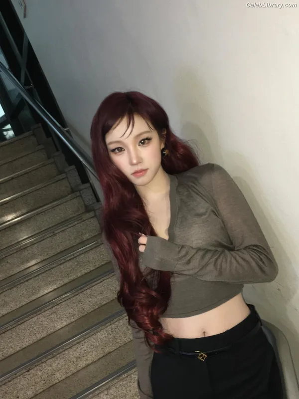 YUQI (Song Yuqi) i-dle (G)I-DLE photo 1 of 554