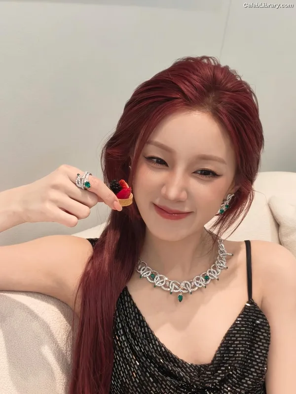 YUQI (Song Yuqi) i-dle (G)I-DLE photo 3 of 554
