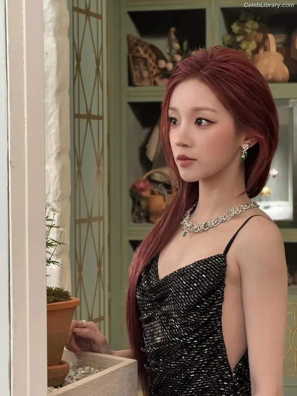 YUQI (Song Yuqi) i-dle (G)I-DLE photo 5 of 554