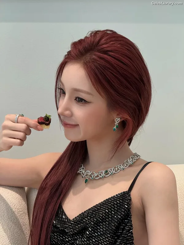 YUQI (Song Yuqi) i-dle (G)I-DLE photo 11 of 554