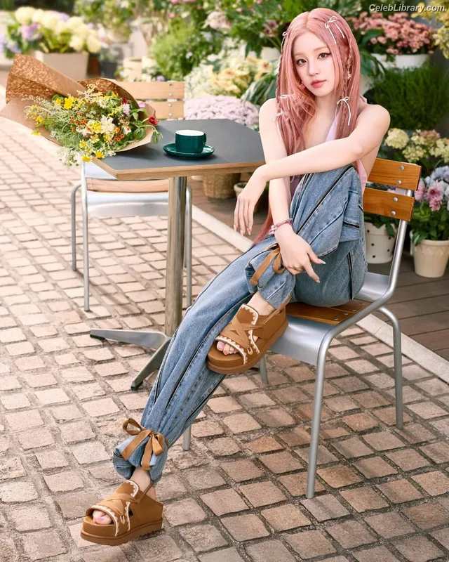 YUQI (Song Yuqi) i-dle (G)I-DLE photo 8 of 554