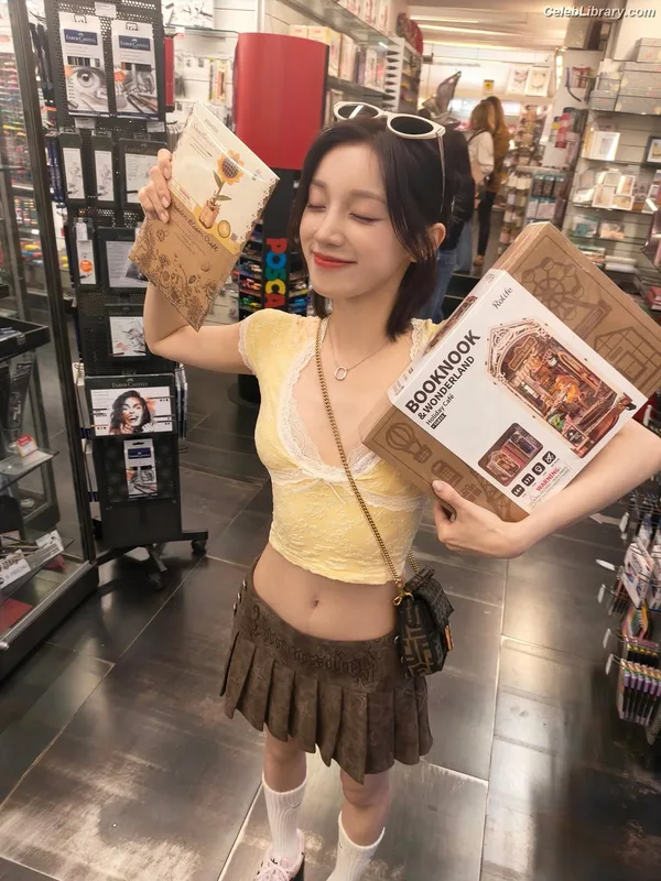 YUQI (Song Yuqi) i-dle (G)I-DLE photo 15 of 554