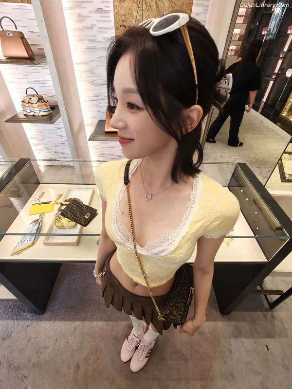 YUQI (Song Yuqi) i-dle (G)I-DLE photo 21 of 554