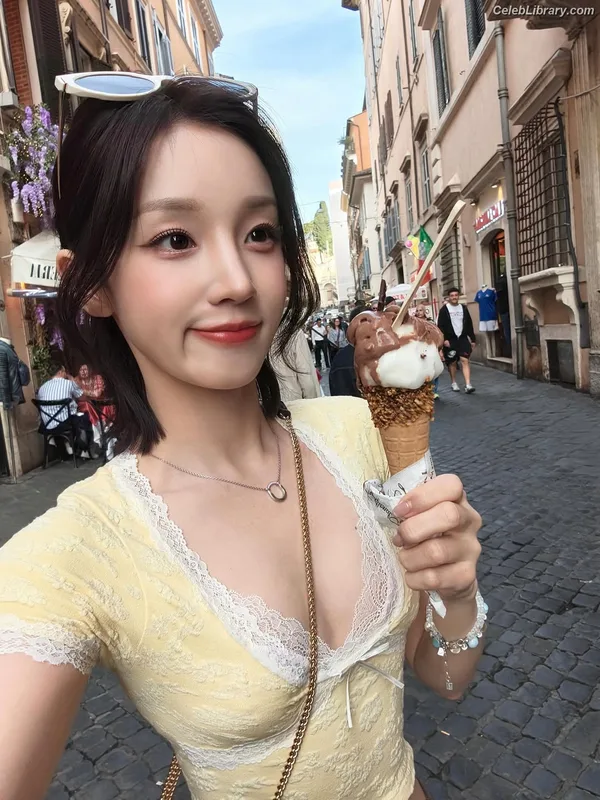 YUQI (Song Yuqi) i-dle (G)I-DLE photo 22 of 554