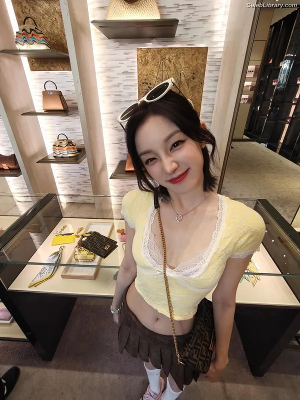 YUQI (Song Yuqi) i-dle (G)I-DLE photo 23 of 554
