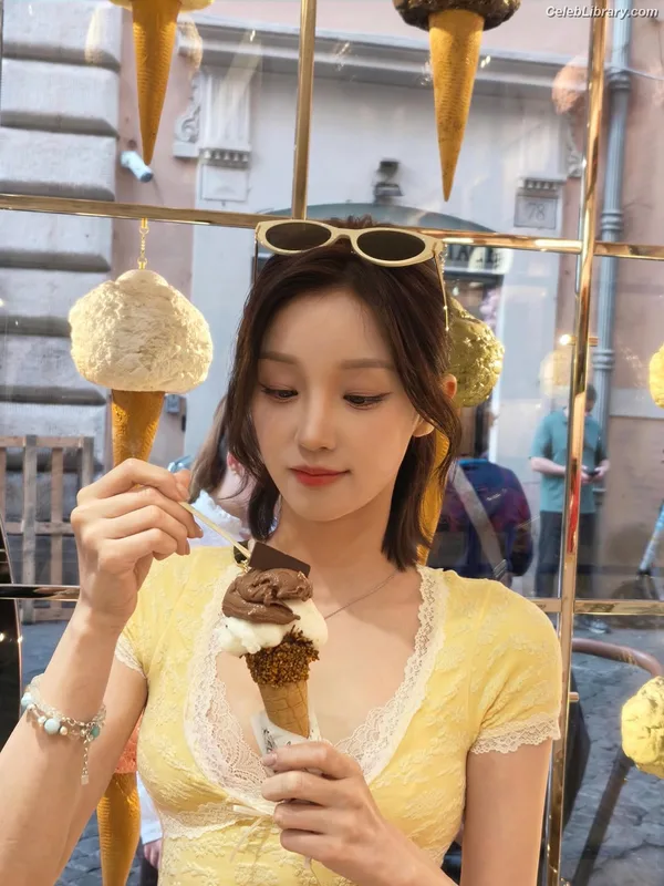 YUQI (Song Yuqi) i-dle (G)I-DLE photo 1 of 554