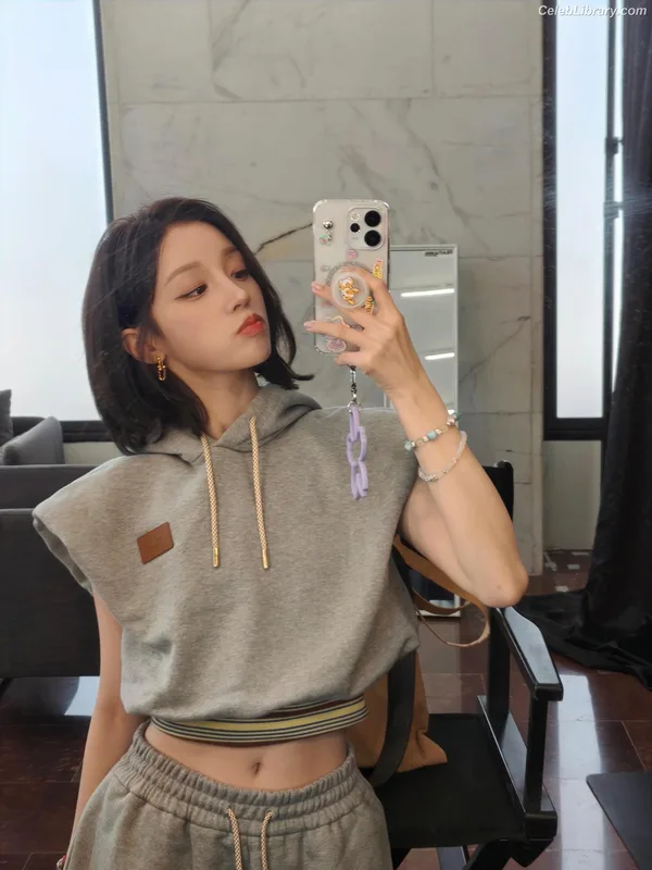 YUQI (Song Yuqi) i-dle (G)I-DLE photo 23 of 554