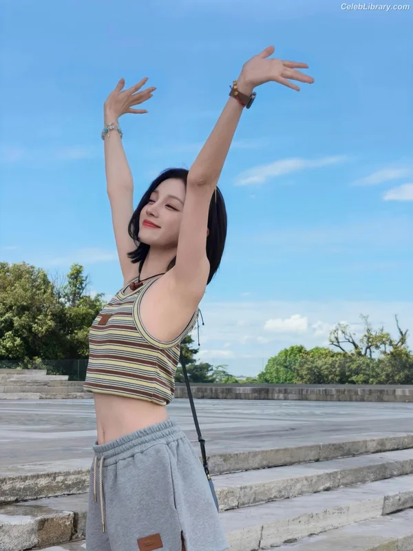 YUQI (Song Yuqi) i-dle (G)I-DLE photo 4 of 554