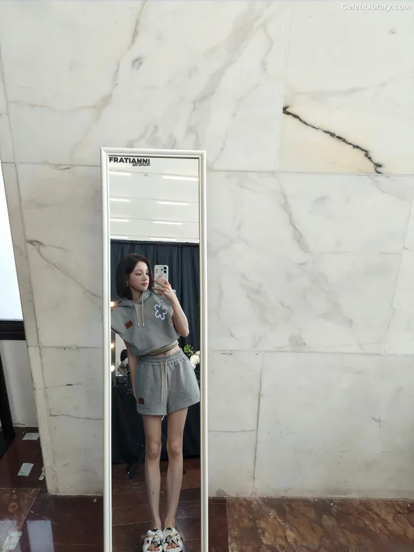 YUQI (Song Yuqi) i-dle (G)I-DLE photo 5 of 554