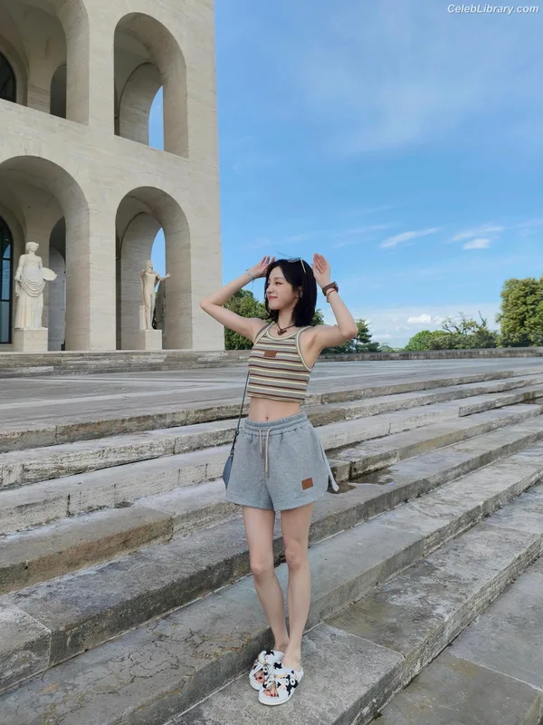 YUQI (Song Yuqi) i-dle (G)I-DLE photo 8 of 554