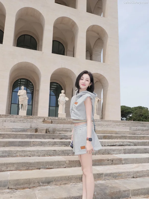 YUQI (Song Yuqi) i-dle (G)I-DLE photo 10 of 554