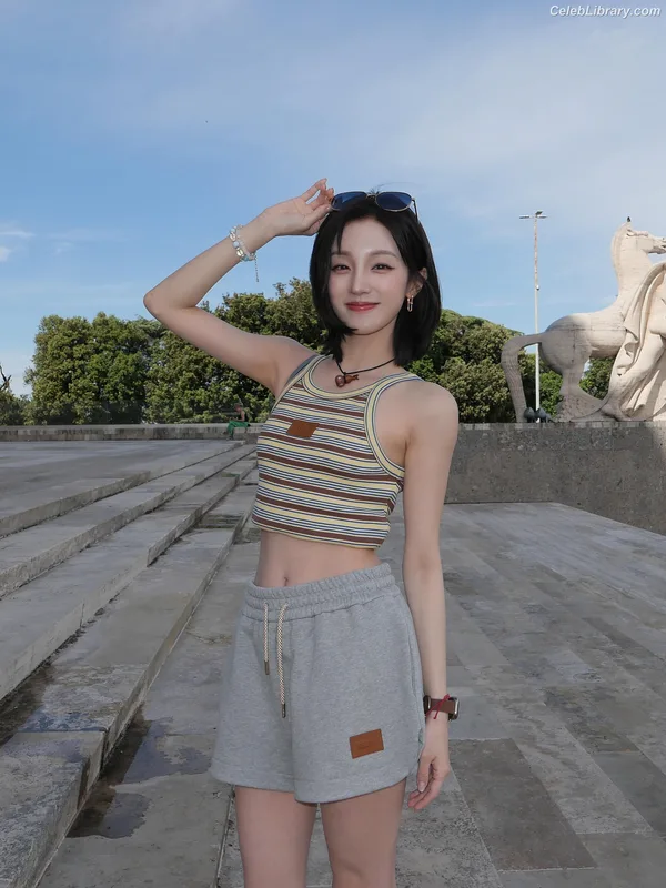 YUQI (Song Yuqi) i-dle (G)I-DLE photo 13 of 554