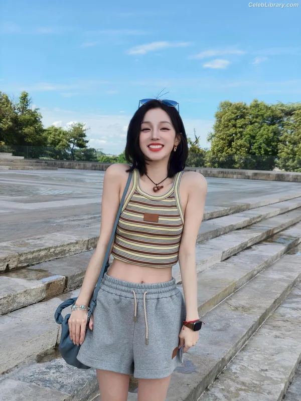 YUQI (Song Yuqi) i-dle (G)I-DLE photo 17 of 554