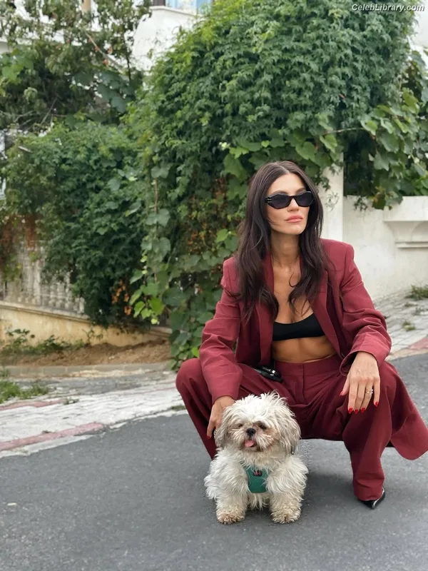 Yusra Geyik photo 14 of 54