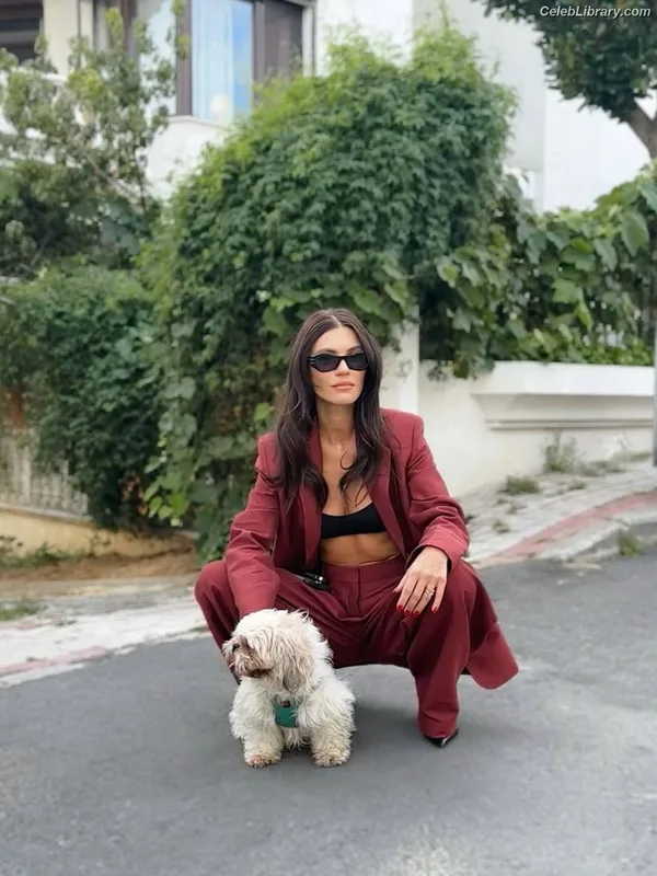 Yusra Geyik photo 17 of 54