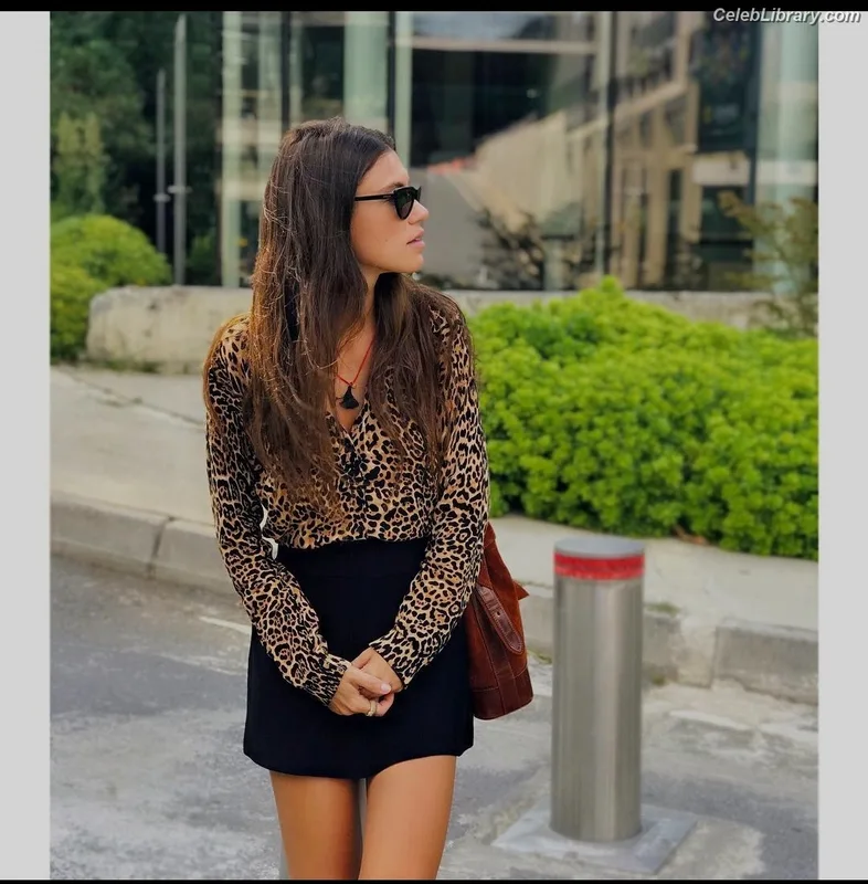 Yusra Geyik photo 8 of 54