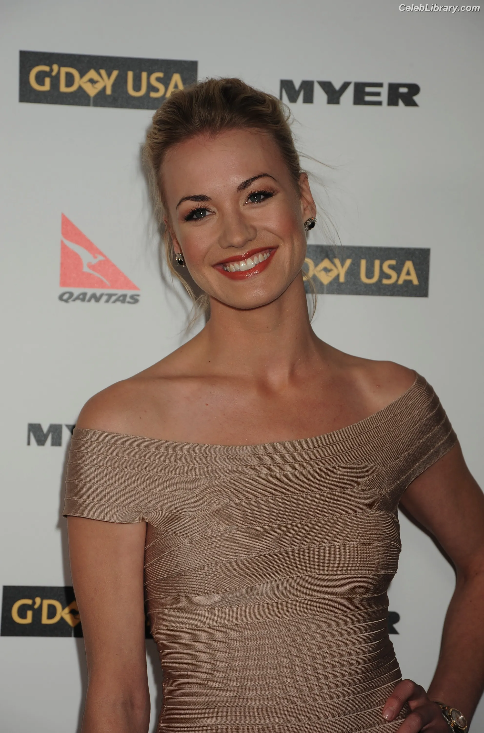 Yvonne Strahovski photo 2 of 410