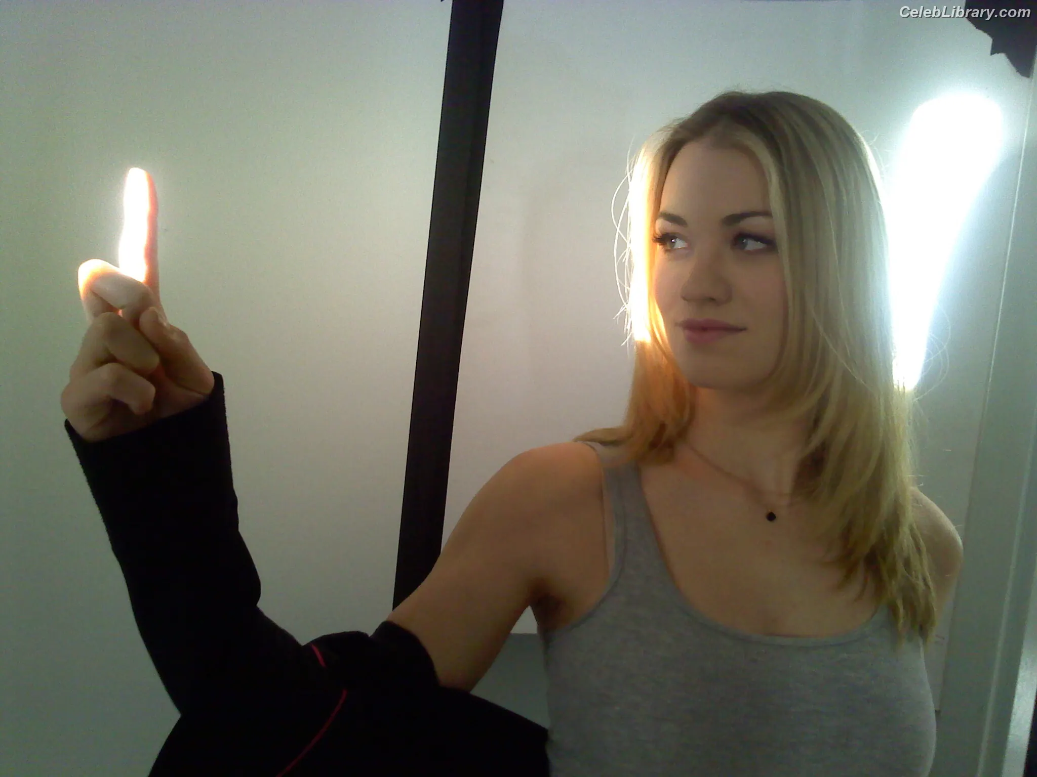 Yvonne Strahovski photo 6 of 410