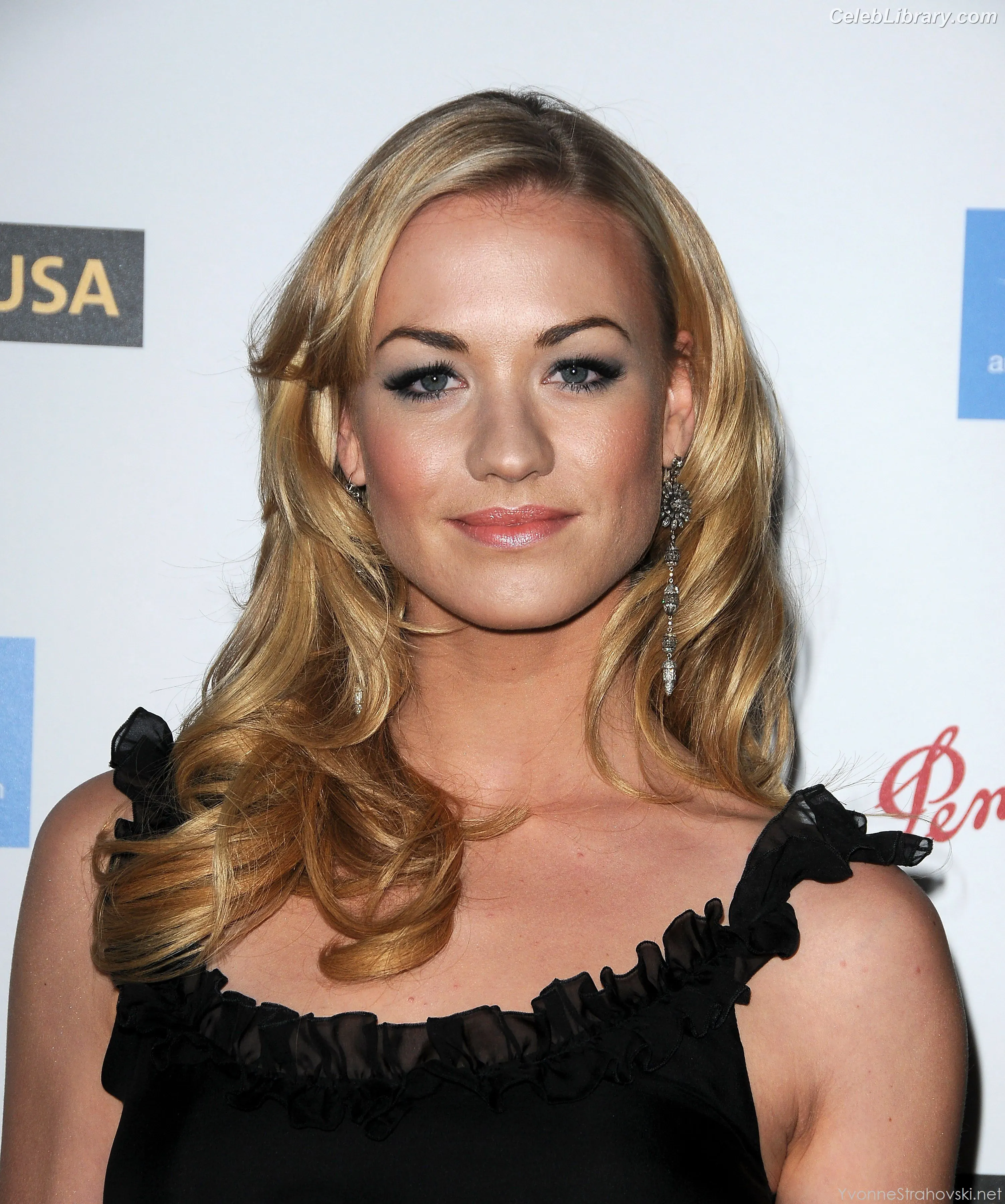 Yvonne Strahovski photo 5 of 410