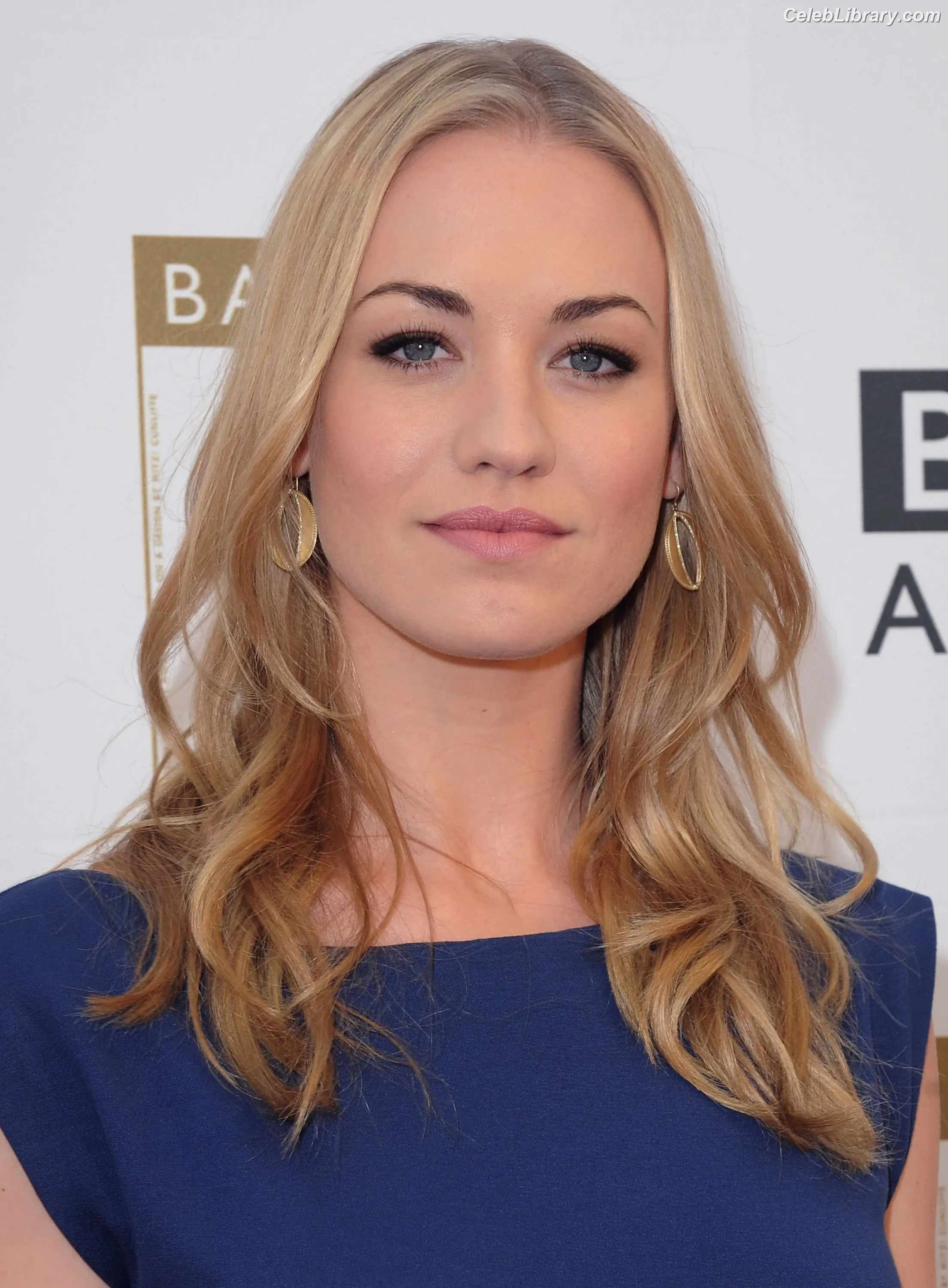 Yvonne Strahovski photo 15 of 410