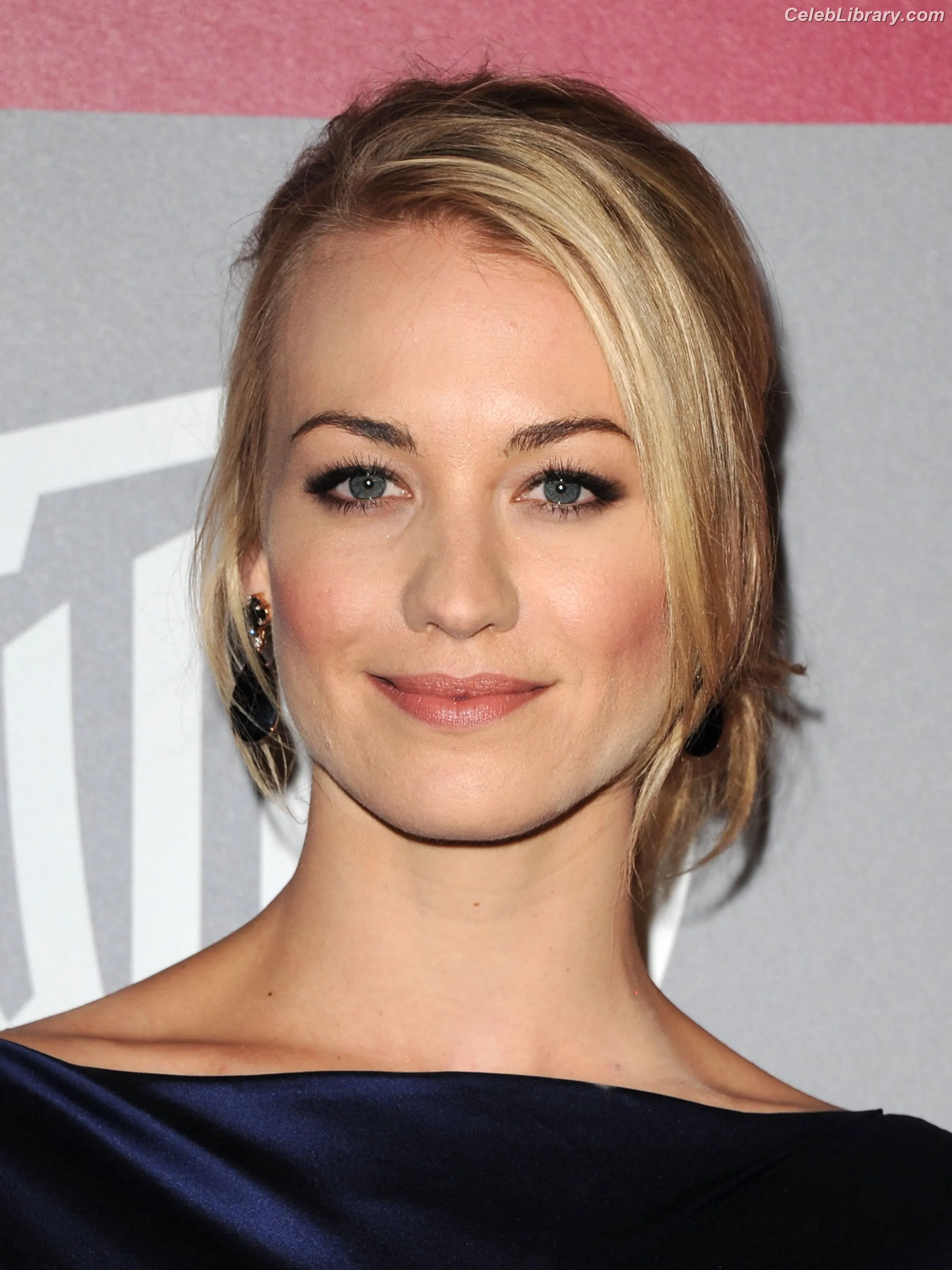 Yvonne Strahovski photo 23 of 410