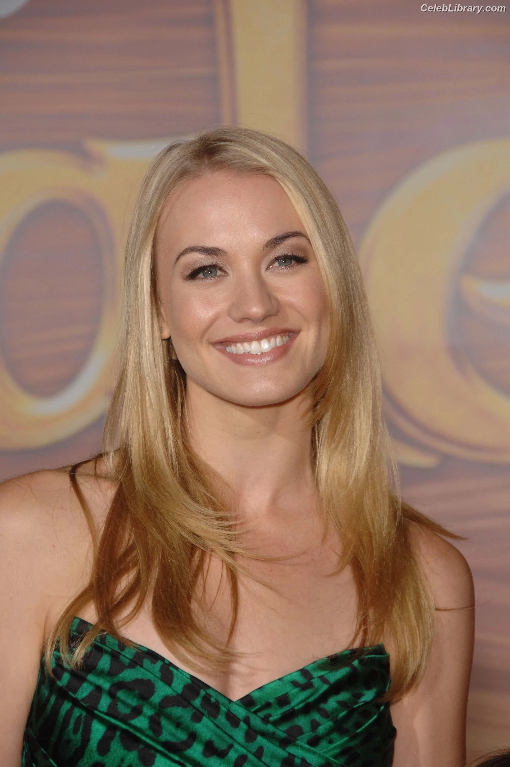 Yvonne Strahovski photo 9 of 410