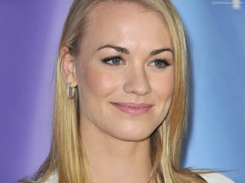 Yvonne Strahovski photo 21 of 408