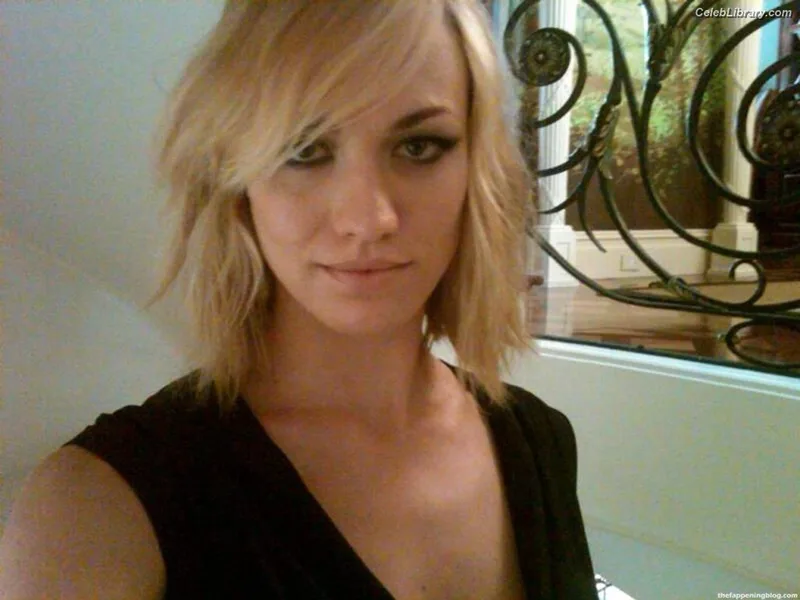 Yvonne Strahovski photo 17 of 408