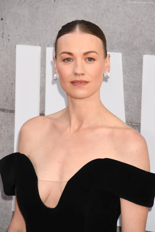 Yvonne Strahovski photo 13 of 408