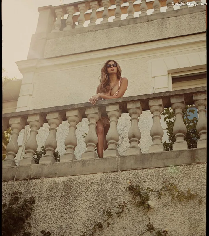 Zahia Dehar photo 8 of 303