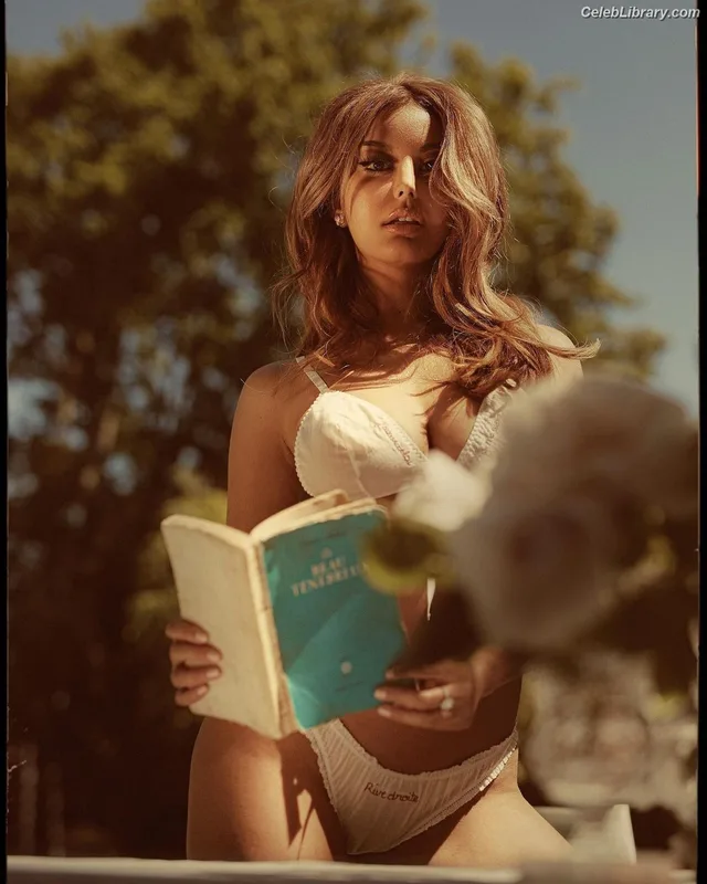 Zahia Dehar photo 21 of 303