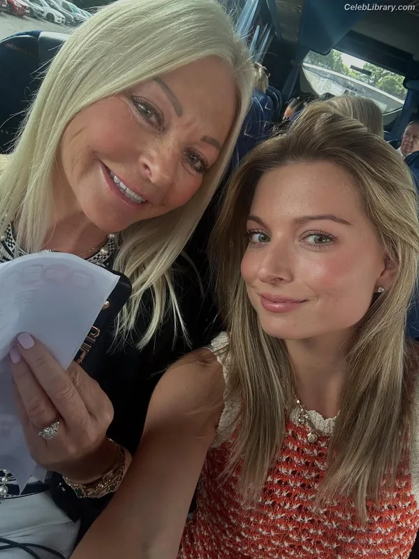 Zara Holland photo 4 of 86