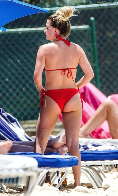 Zara Holland photo 5 of 86