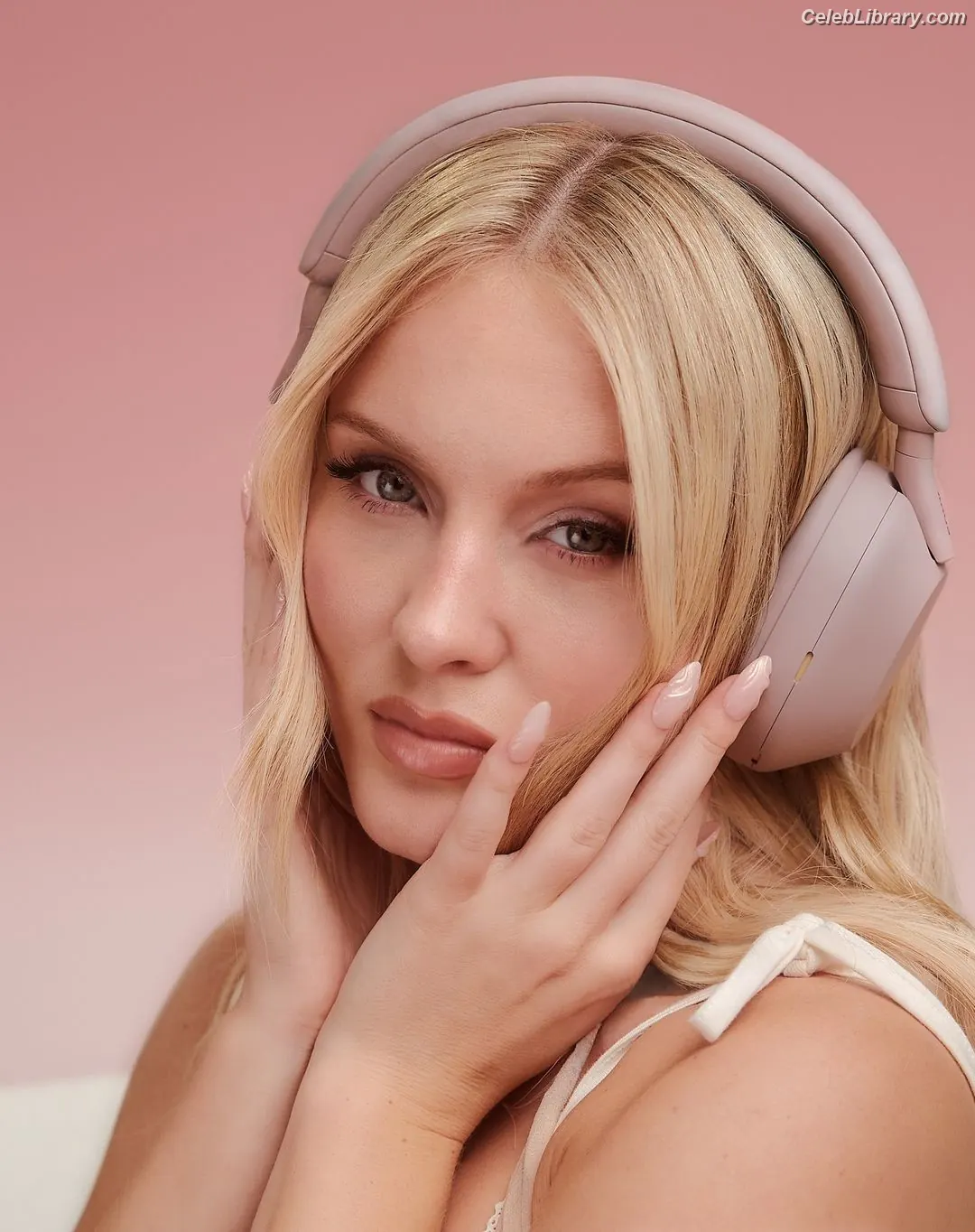 Zara Larsson photo 21 of 1005