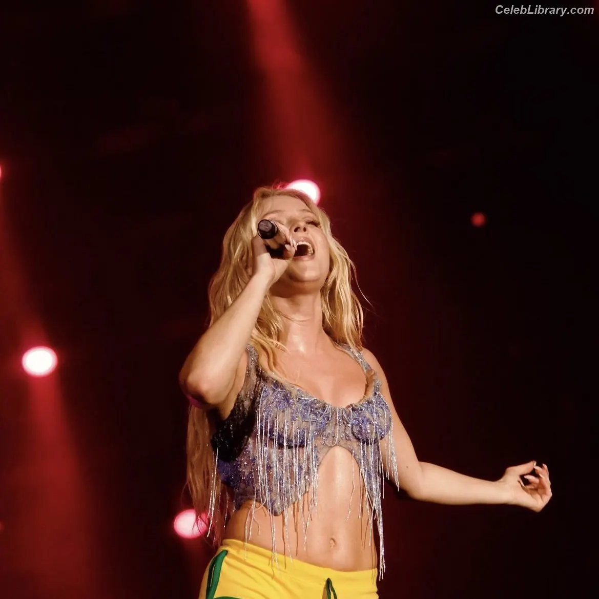 Zara Larsson photo 2 of 1005