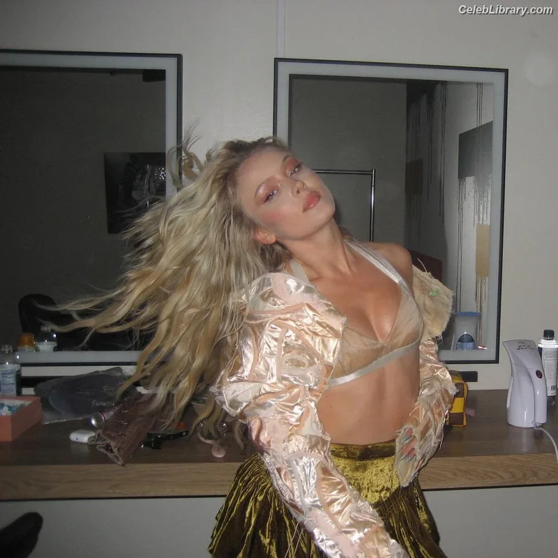 Zara Larsson photo 12 of 1006