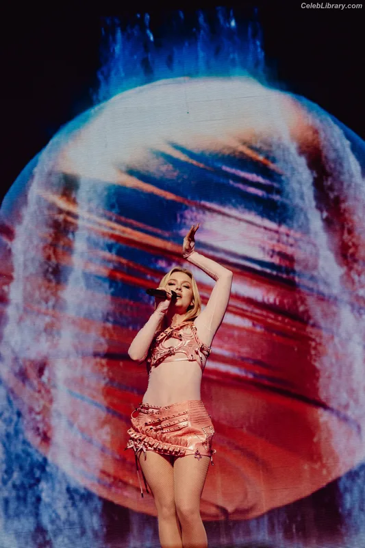 Zara Larsson photo 2 of 1006
