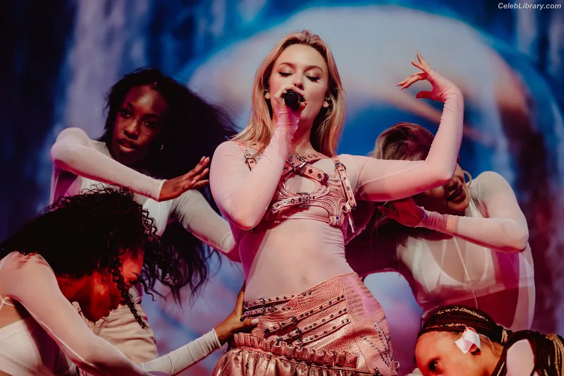 Zara Larsson photo 10 of 1006