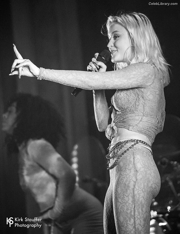 Zara Larsson photo 2 of 1006