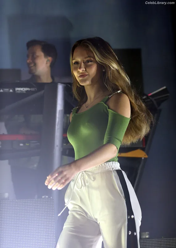 Zara Larsson photo 19 of 1006