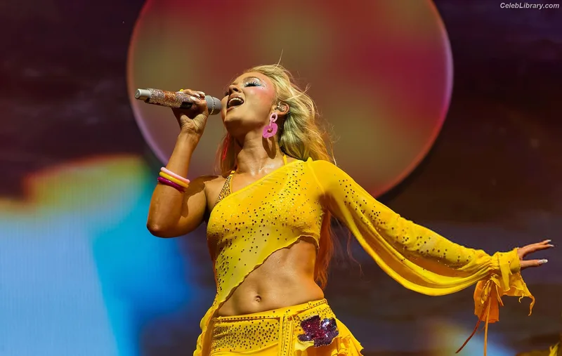 Zara Larsson photo 3 of 1006