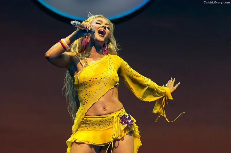 Zara Larsson photo 6 of 1006
