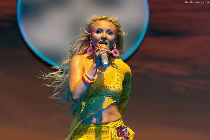 Zara Larsson photo 7 of 1006