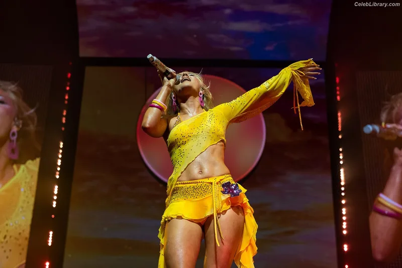 Zara Larsson photo 15 of 1006
