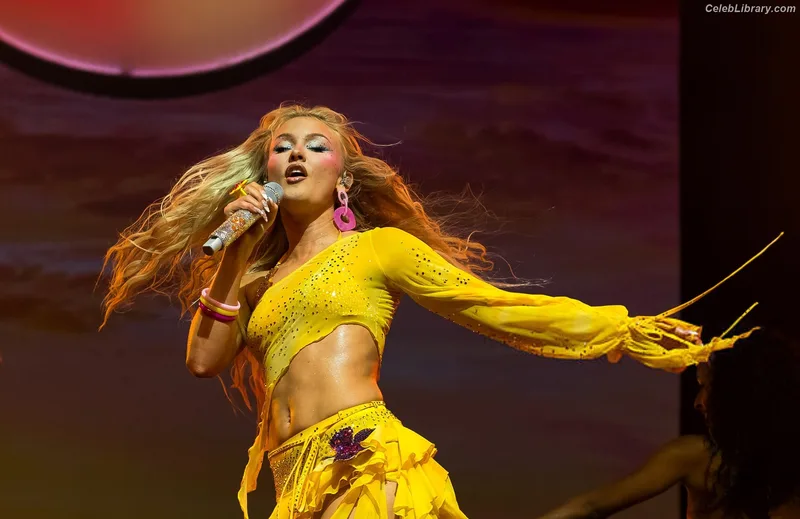 Zara Larsson photo 21 of 1006