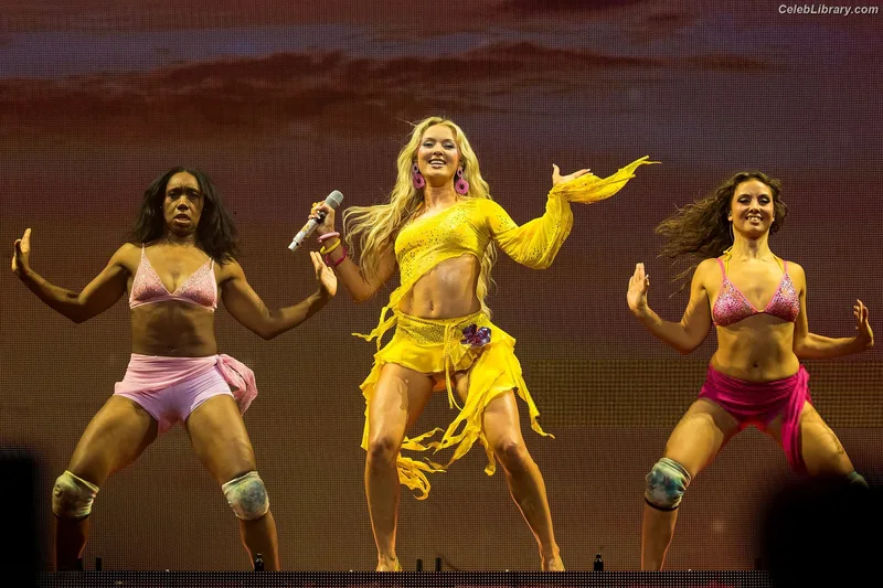 Zara Larsson photo 1 of 1006