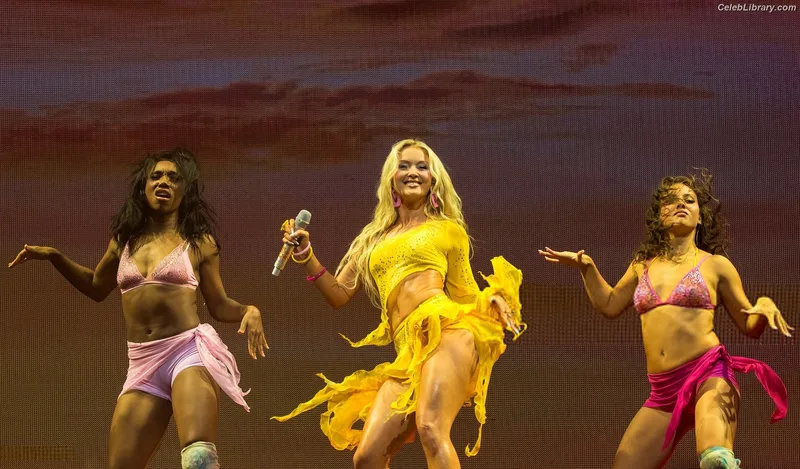 Zara Larsson photo 4 of 1006