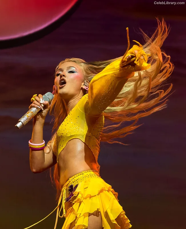 Zara Larsson photo 2 of 1006